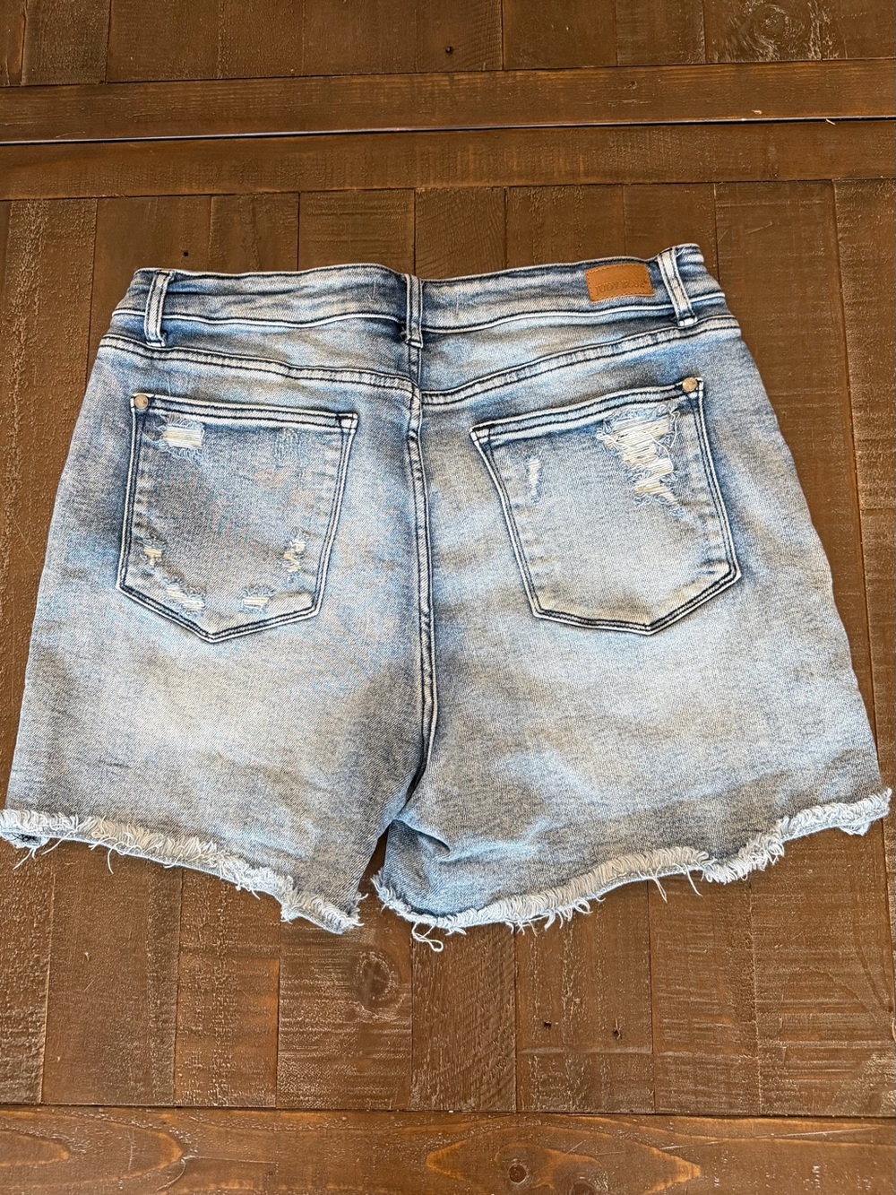 Judy Blue Light Wash Distresses Denim Shorts 1XL - Picture 6 of 10